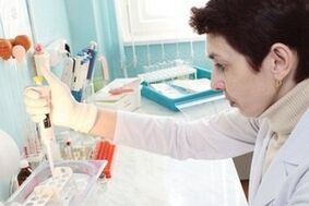 É moi importante diagnosticar a prostatite de forma oportuna mediante probas, xa que isto acelera a recuperación.